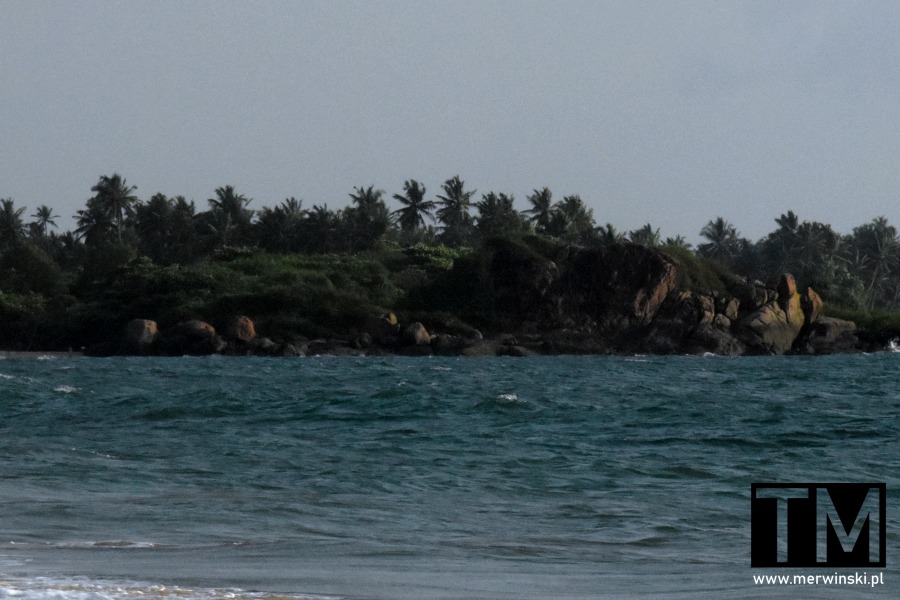 Skaliste wybrzeże w okolicy Ahungalli