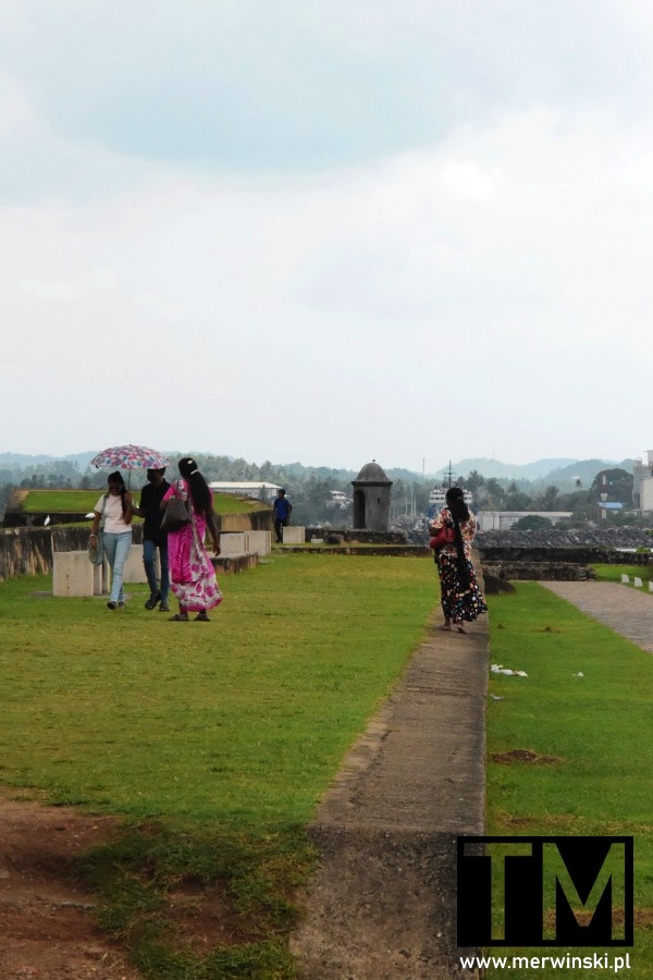 Ludzie w forcie Galle w Sri Lance (Cejlon)