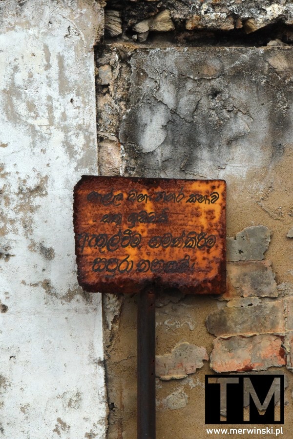 Stara tabliczka w języku syngaleskim