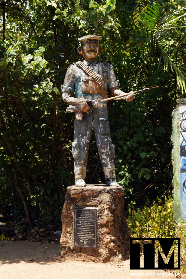 Pomnik żołnierza na Wyspie Cynamonowej (Sri Lanka)