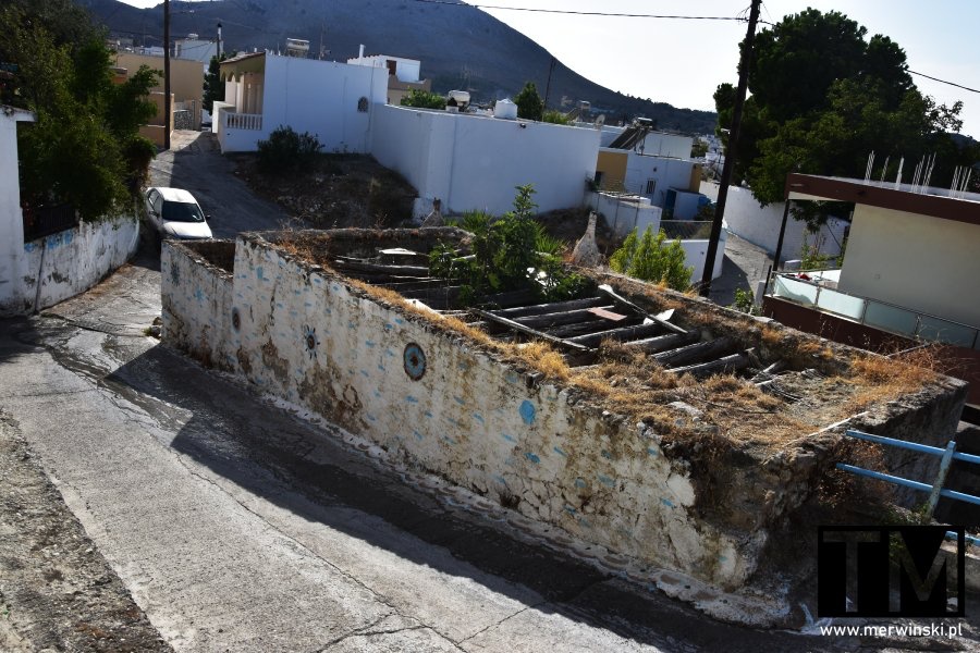 Zniszczony budynek w Archangelos (Rodos, Grecja)