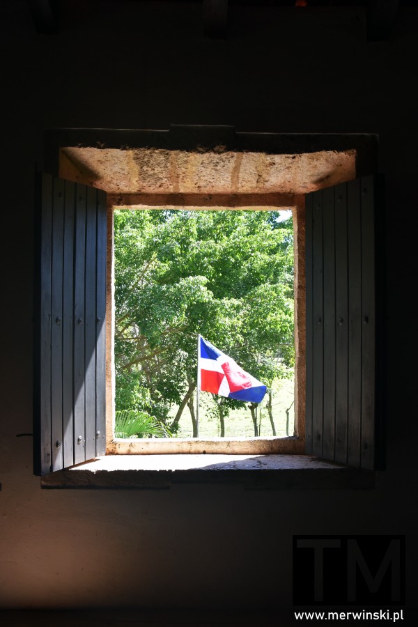 Flaga Dominikany na terenie Muzeum Ponce de León w San Rafael del Yuma