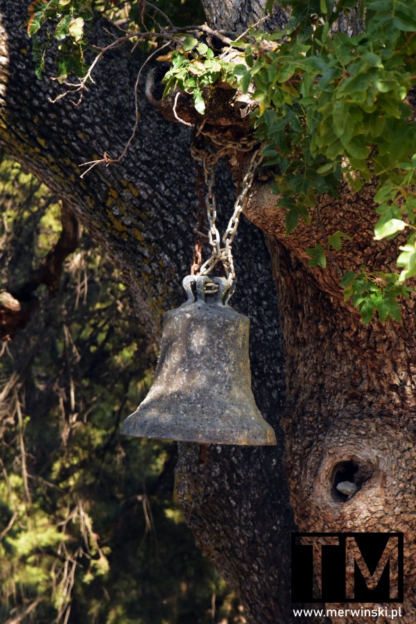 Dzwon wiszący na drzewie na wyspie Kos