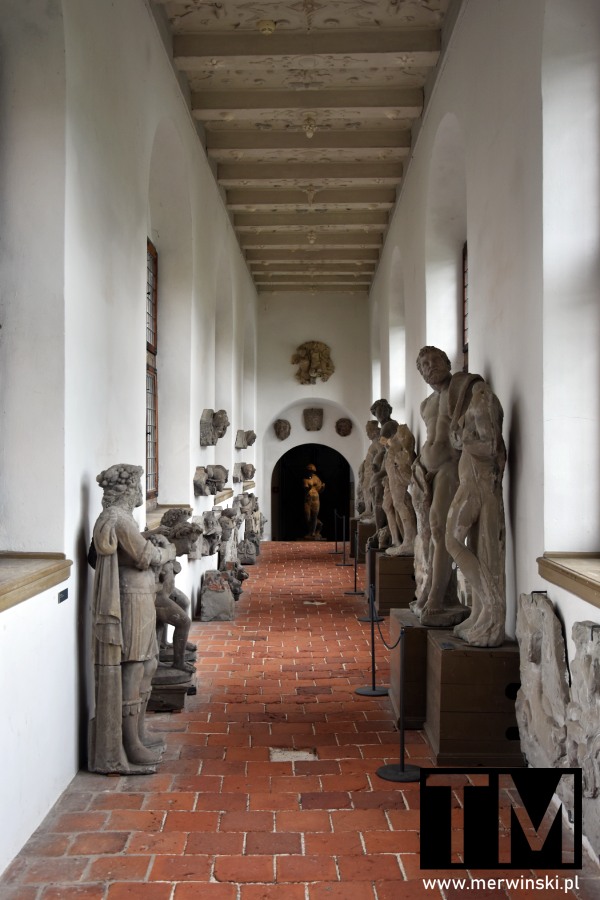 Korytarz z rzeźbami w zamku Frederiksborg w Danii