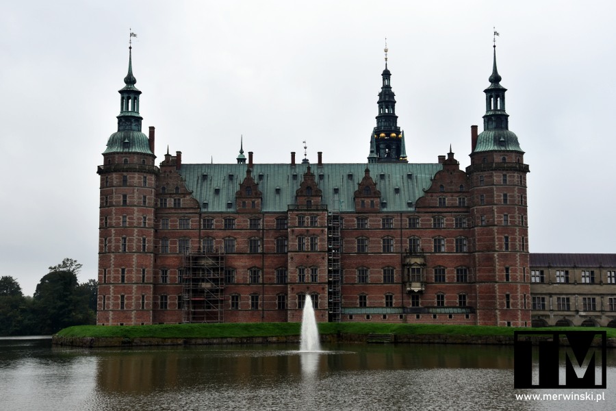 Zamek Frederiksborg widziany od strony ogrodu