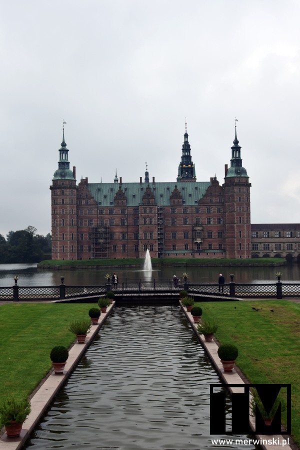 Zamek Frederiksborg (Frederiksborg Slot) w Danii (Hillerød)