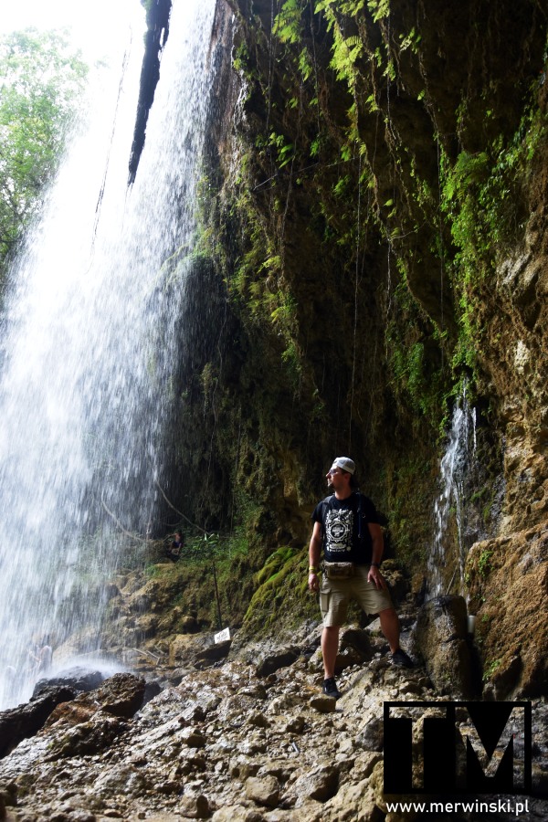 Tomasz Merwiński pod wodospadem Salto de Socoa (Dominikana)