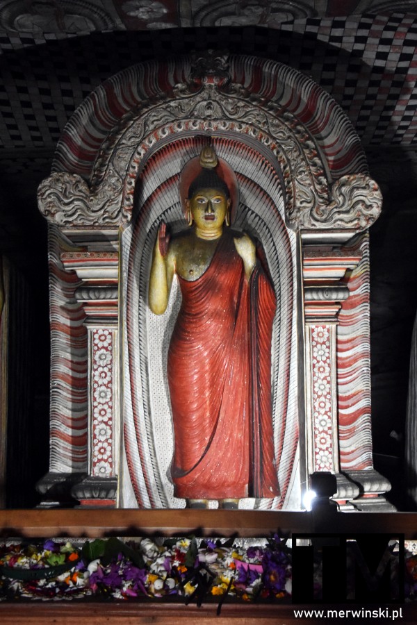 Stojący Budda w Złotej Świątyni w Dambulli (Cejlon)
