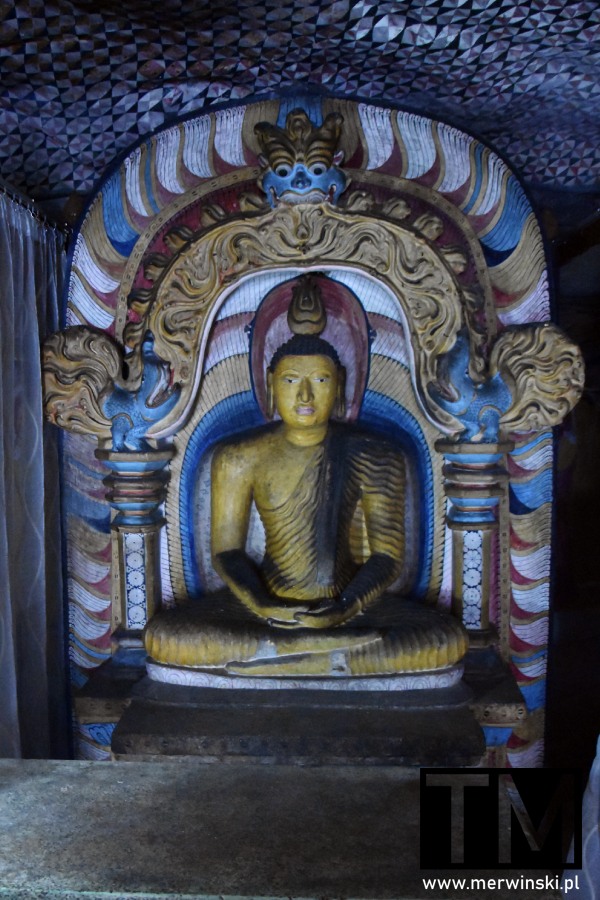 Posąg siedzącego Buddy w Dambulli (Sri Lanka)