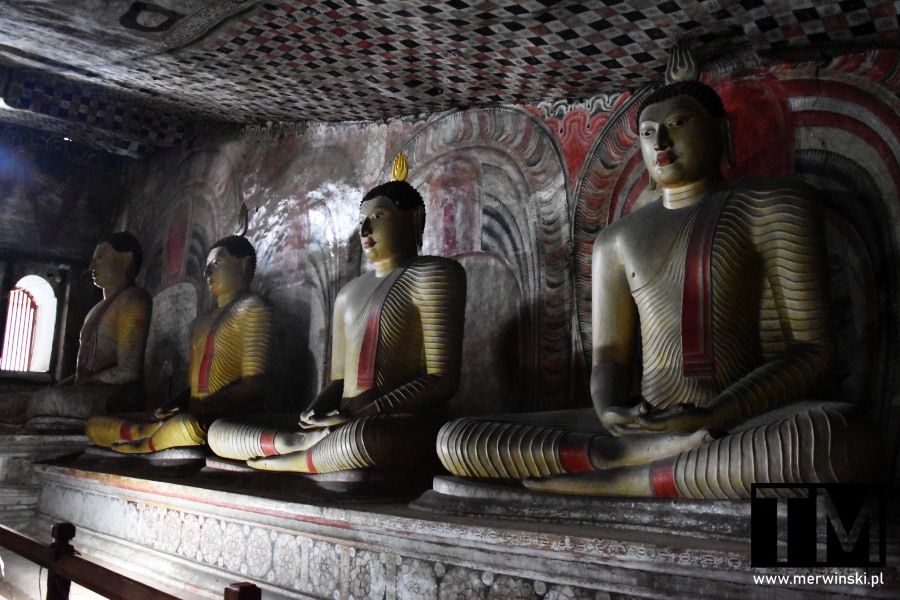 Posągi Buddy w Złotej Świątyni Dambulla