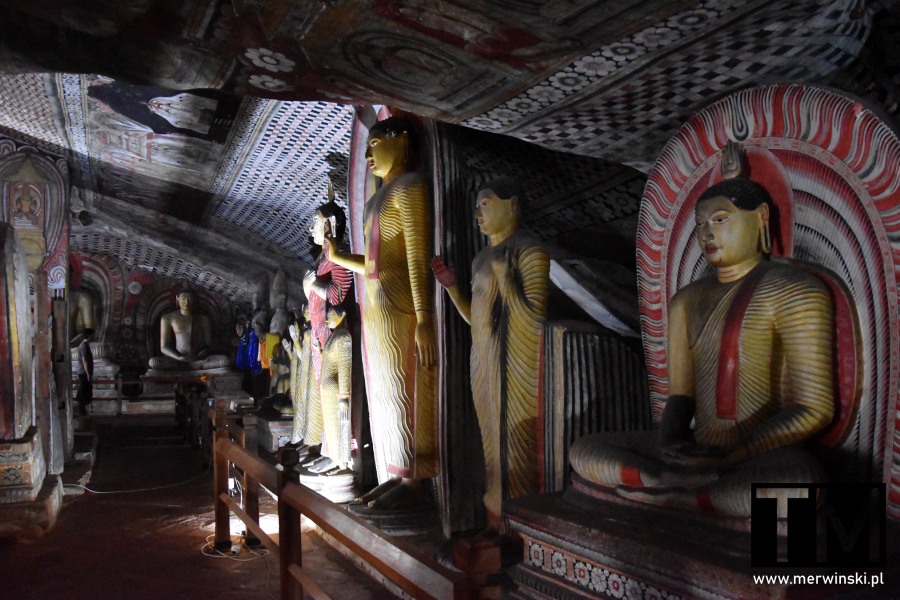 Wnętrze Złotej Świątyni w Dambulli (Sri Lanka)