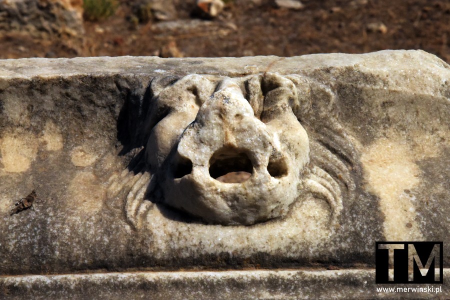 Rzeźbienie na ruinach Asklepiejonu na wyspie Kos