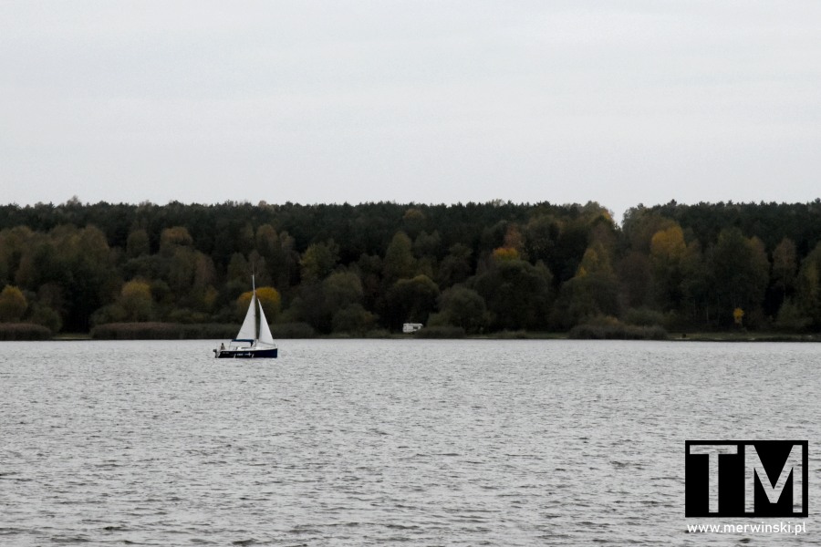Jezioro Porajskie na Górnym Śląsku i żaglówka