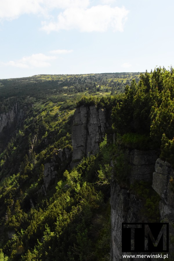 Skalne ściany w drodze między czeskimi wodospadami: łabskim i panczawskim