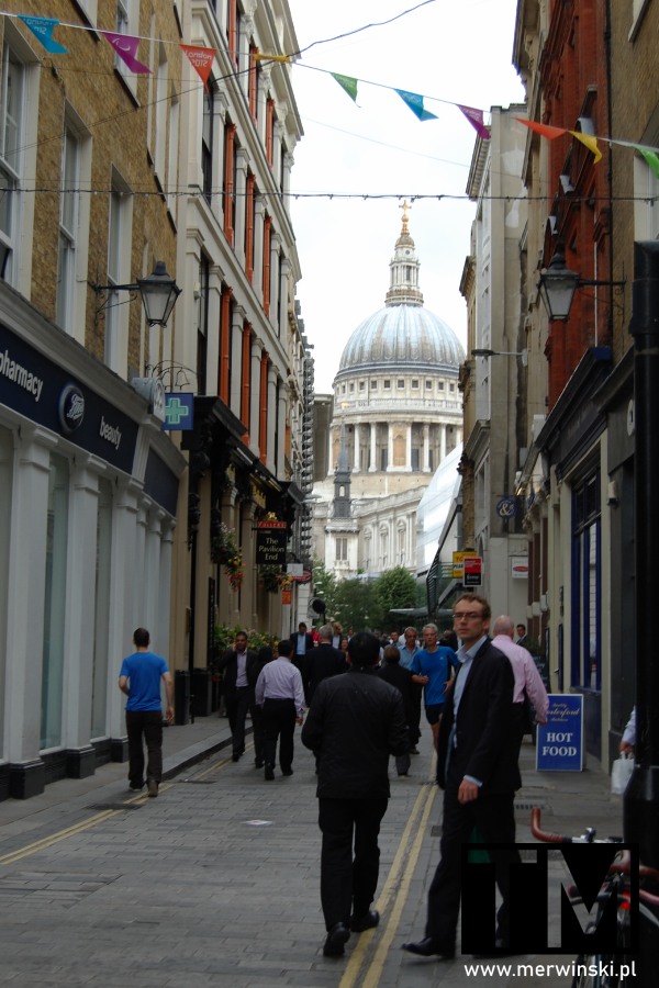 Wąska uliczka Londynu z widokiem na katedrę św. Pawła