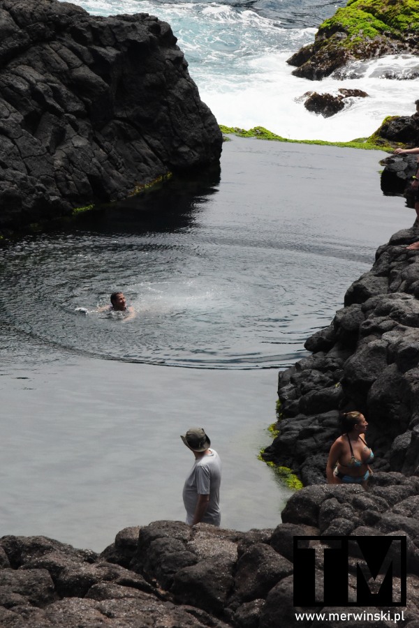 Mężczyzna pływający w naturalnym basenie Buracony (Sal, Cabo Verde)