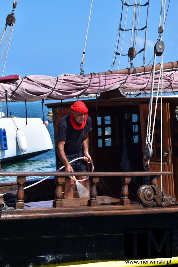 Marynarz myjący pokład (Kardamena, Kos, Grecja)