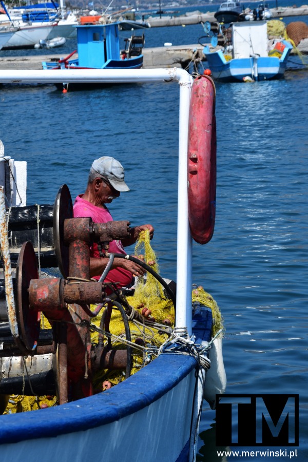 Port Kardamena, rybak naprawiający sieci