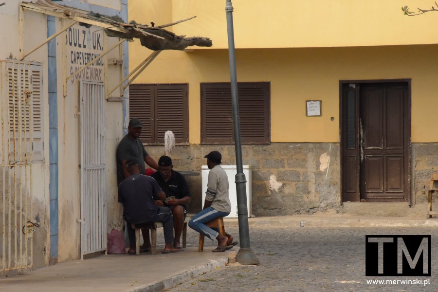 Mężczyźni grający w karty w Palmeirze (wyspa Sal, Cabo Verde)