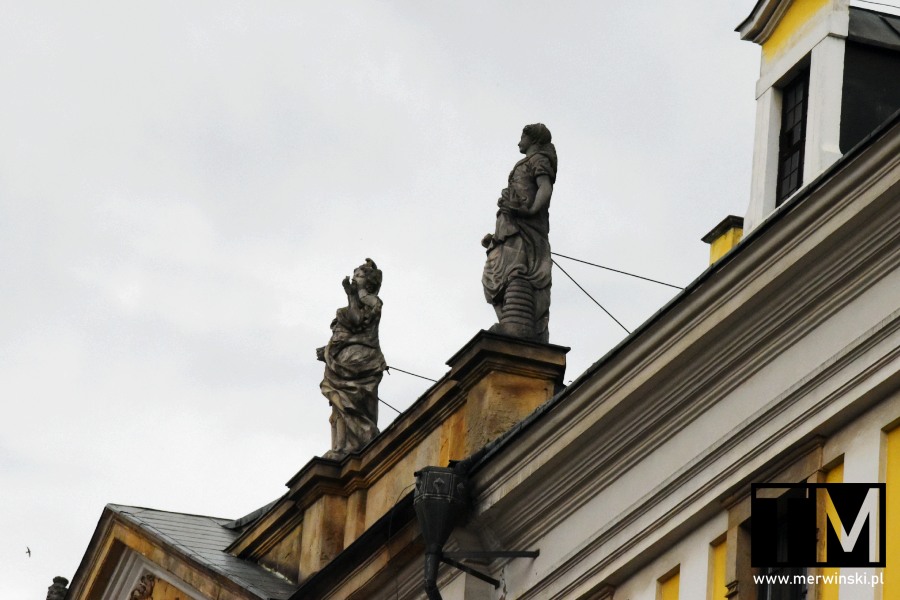 Rzeźby na budynku Akademii Rycerskiej w Legnicy