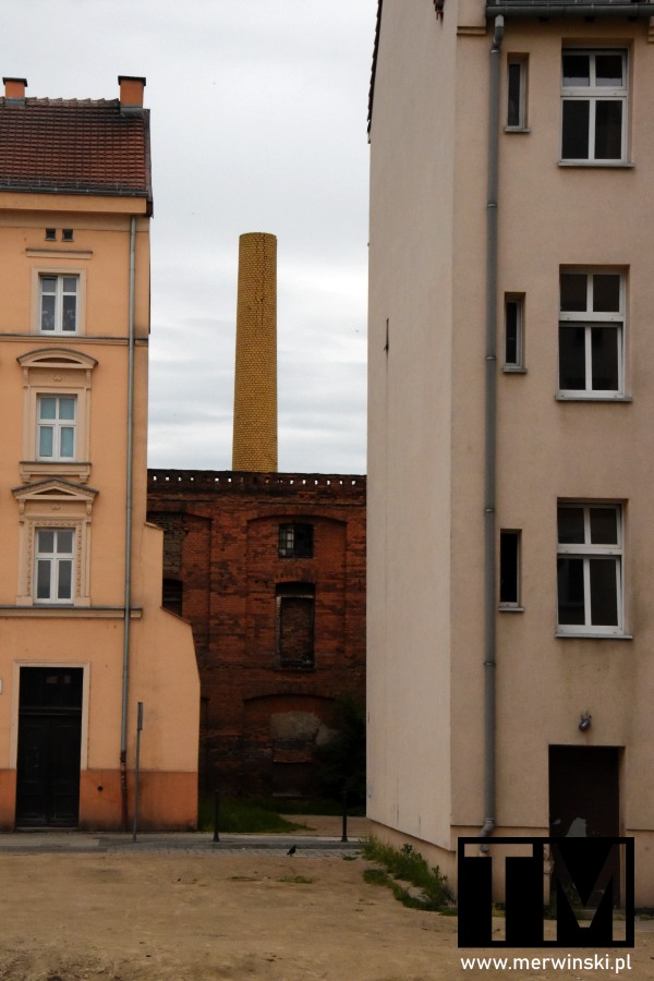 Komin między starymi budynkami w Legnicy