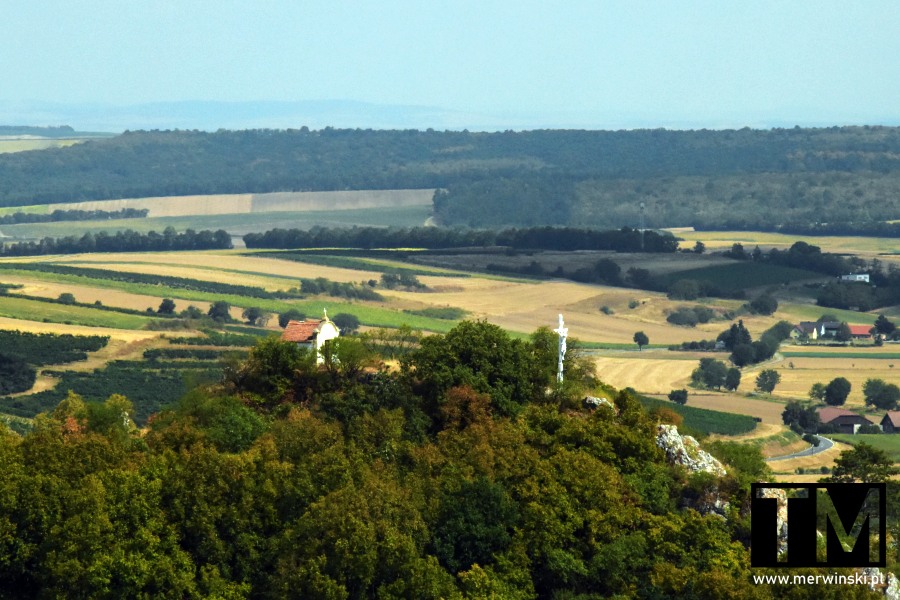 Kapliczka i krzyż na wzgórzu widziane z okolic Falkenstein Schloss (Dolna Austria)