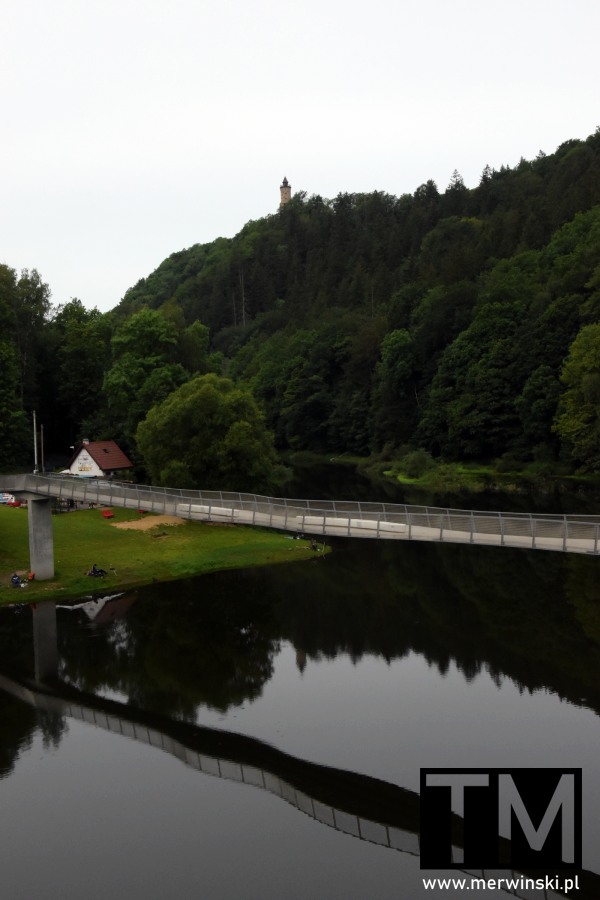 Wisząca kładka nad Jeziorem Bystrzyckim i Zamek Grodno