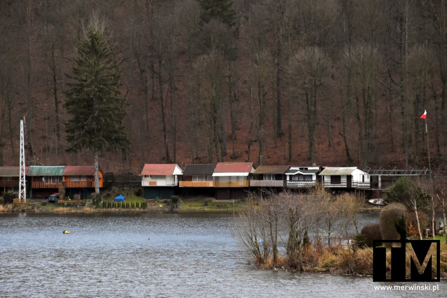 Domki nad brzegiem Jeziora Bystrzyckiego (Dolny Śląsk)