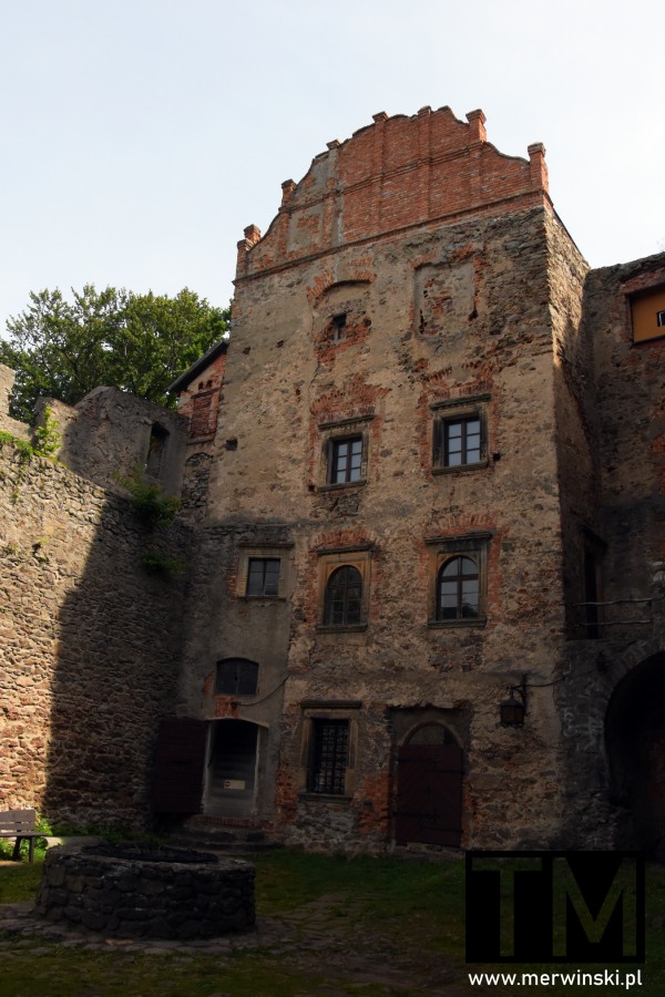 Dziedziniec zamku Grodno (dolnośląskie)