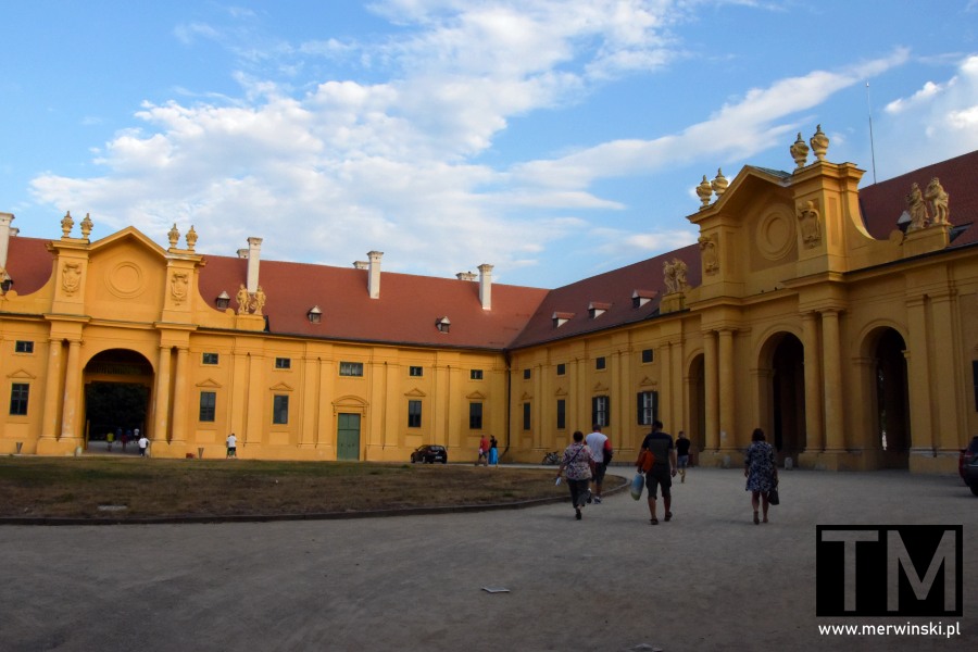 Dziedziniec pałacu w Lednicach