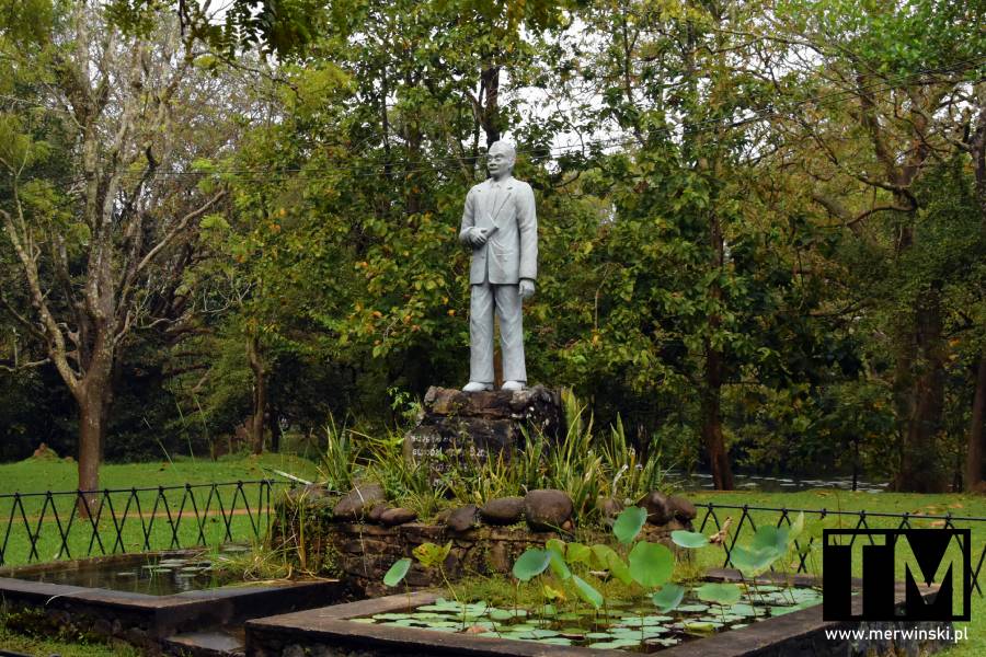 Pomnik Senarath Paranavithana na terenie Sigiriji (Sri Lanka)