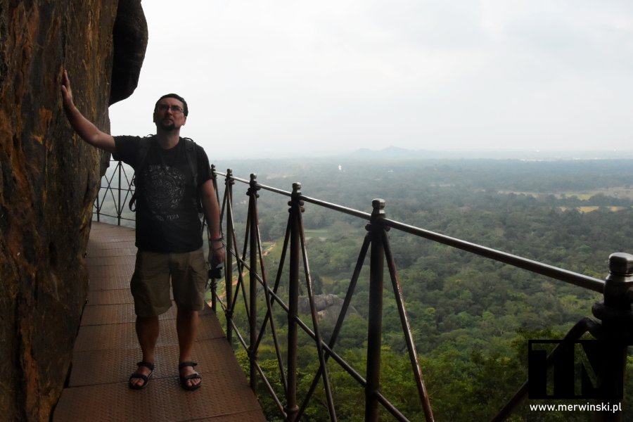 Tomasz Merwiński na kładce pod Lwią Skałą (Cejlon, Sri Lanka)