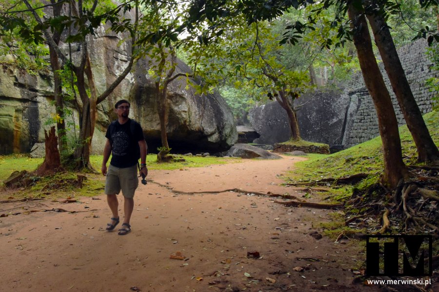 Tomasz Merwiński na terenie ogrodów (Sigirija, Sri Lanka)