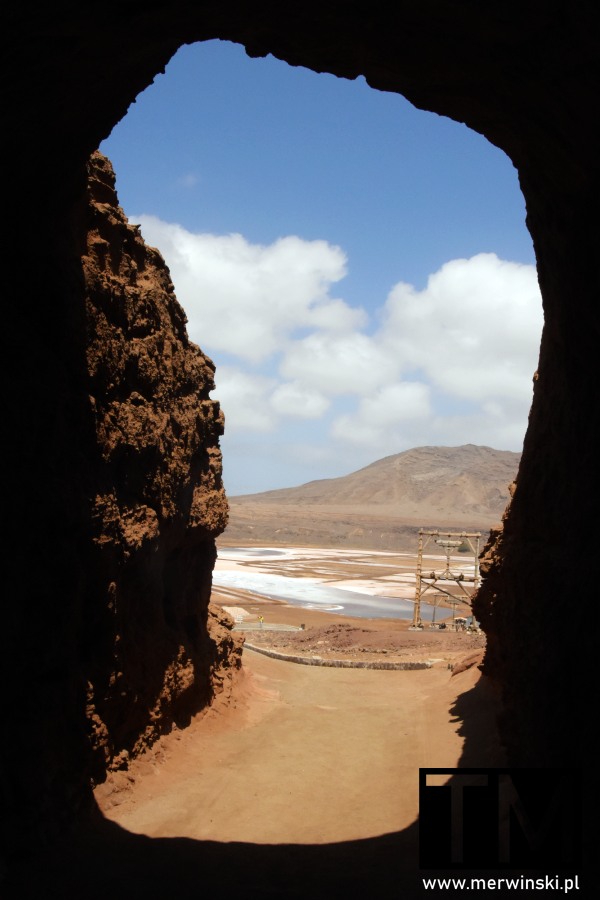 Tunel w skale w Salinas de Pedra de Lume (wyspa Sal, Wyspy Zielonego Przylądka)