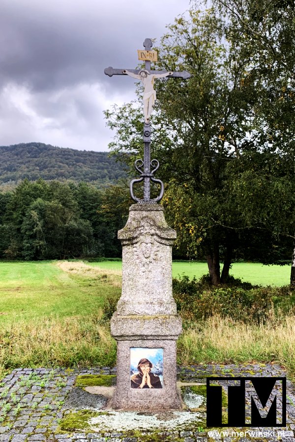 Krzyż przydrożny w czeskich Izerach (Hejnice)