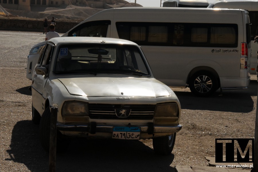 Stary Peugeot 504 na egipskich blachach przy Świątyni Hatszepsut