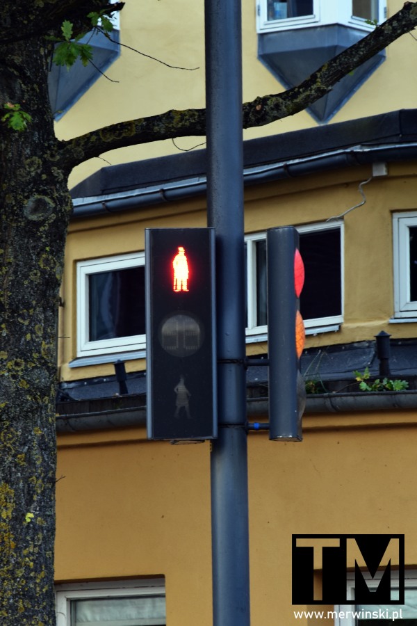 Czerwone światło na przejściu dla pieszych w Odense