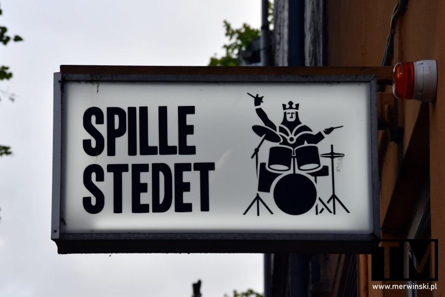 Szyld "Spille stedet" w Odense