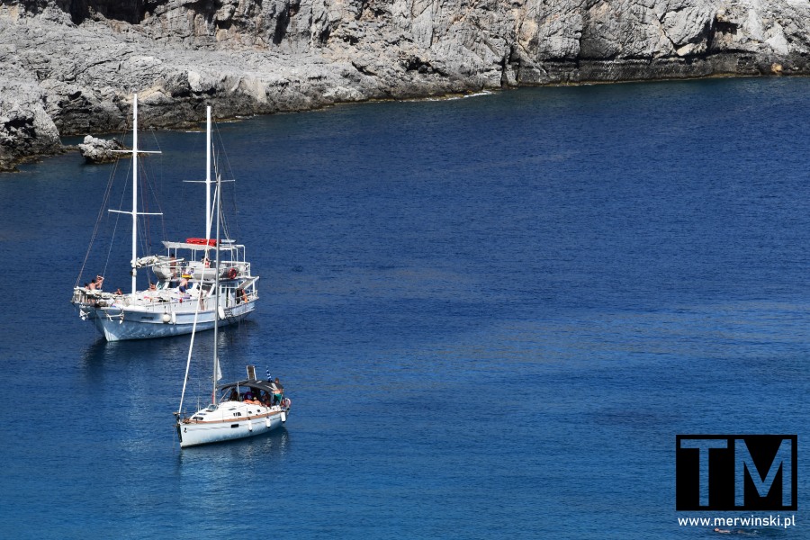 Jachty w zatoce w Grecji (Zatoka Anthonego Quinna, Rodos)