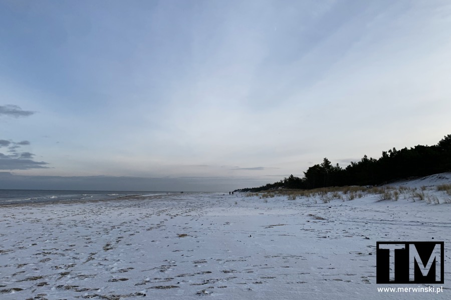 Biała plaża zimą w Helu nad Bałtykiem