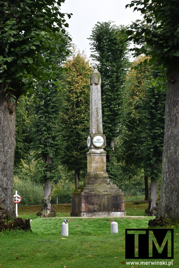 Obelisk w parku zamkowym Fredensborg