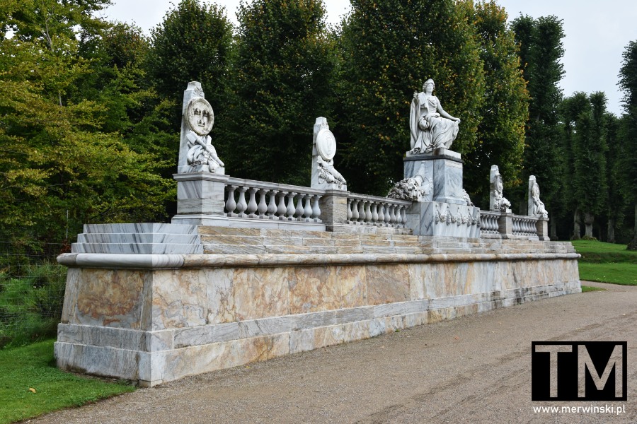 Rzeźby w parku przy pałacu Fredensborg w Danii
