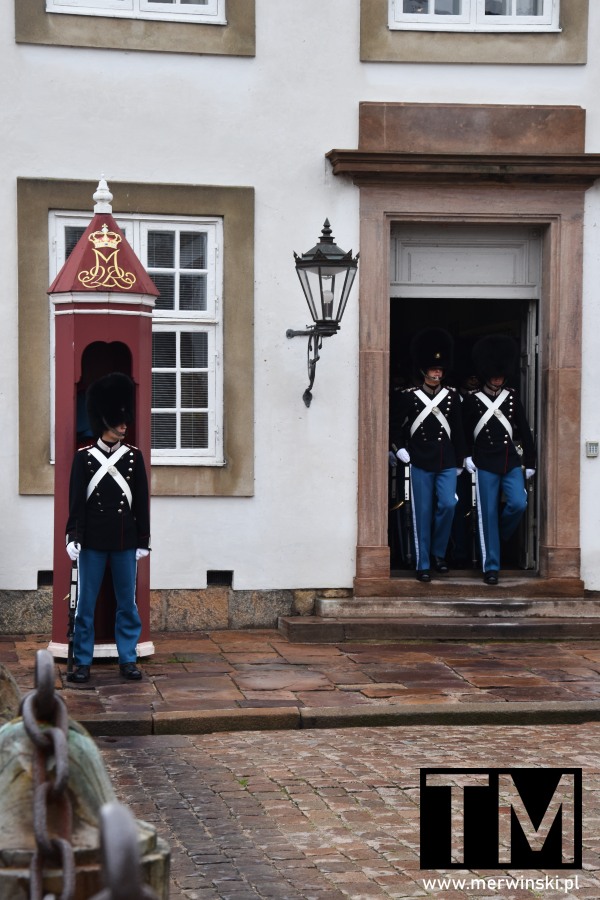 Duńscy żołnierze w historycznych mundurach