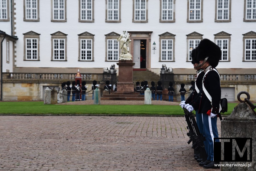 Duńscy żołnierze i orkiestra wojskowa przed zamkiem Fredensborg