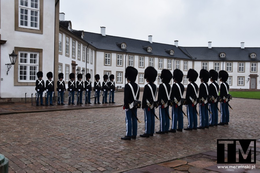 Duńscy żołnierze przed zamkiem Fredensborg