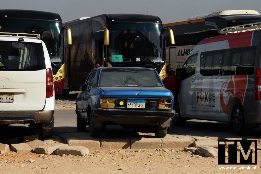 Parking pod piramidami w Egipcie (Kair, Giza)