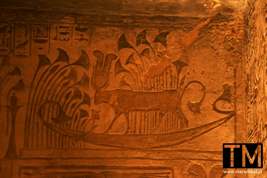 Wizerunek świętej krowy - bogini Hathor w małej świątyni Abu Simbel w Egipcie