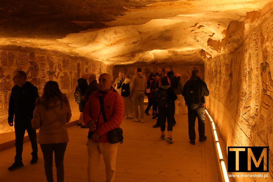 Turyści w jednym z pomieszczeń świątynnych w Abu Simbel (Egipt)