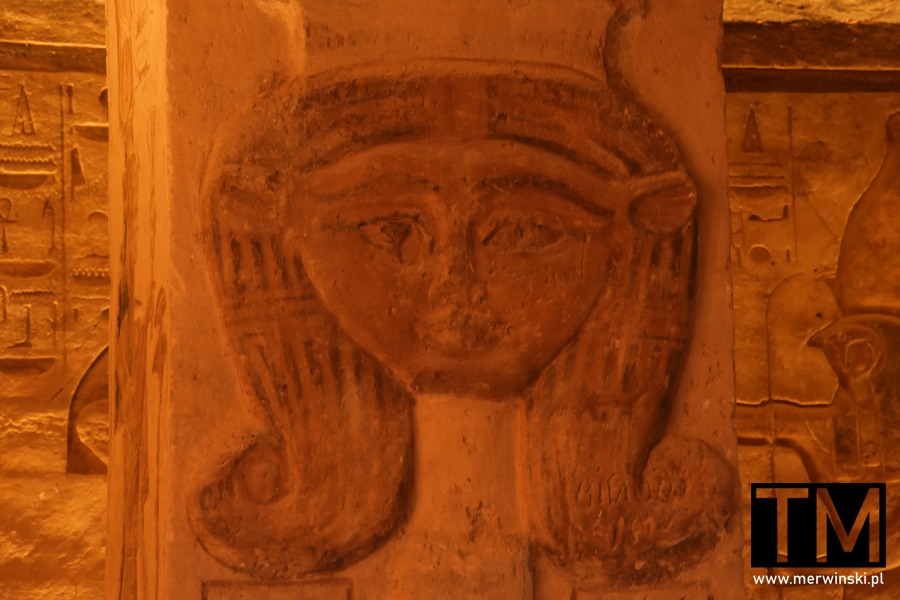 Twarz bogini Hathor w małej świątyni Abu Simbel w Egipcie