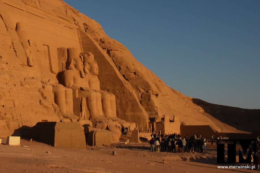 Posągi Ramzesa II przed wejściem do świątyni Abu Simbel w Egipcie